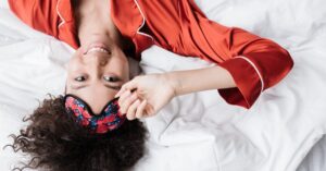 descubre las mejores posiciones para dormir que te ayudarán a mejorar tu descanso y bienestar. aprende cómo cada postura puede afectar tu salud y el sueño reparador que necesitas.