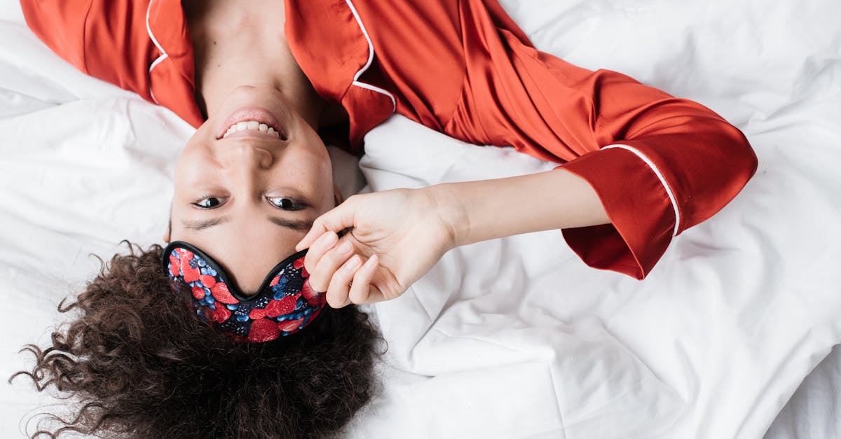 descubre las mejores posiciones para dormir que pueden mejorar tu descanso y bienestar. conoce los beneficios de cada postura y cómo pueden afectar tu salud. encuentra la posición ideal para un sueño reparador.