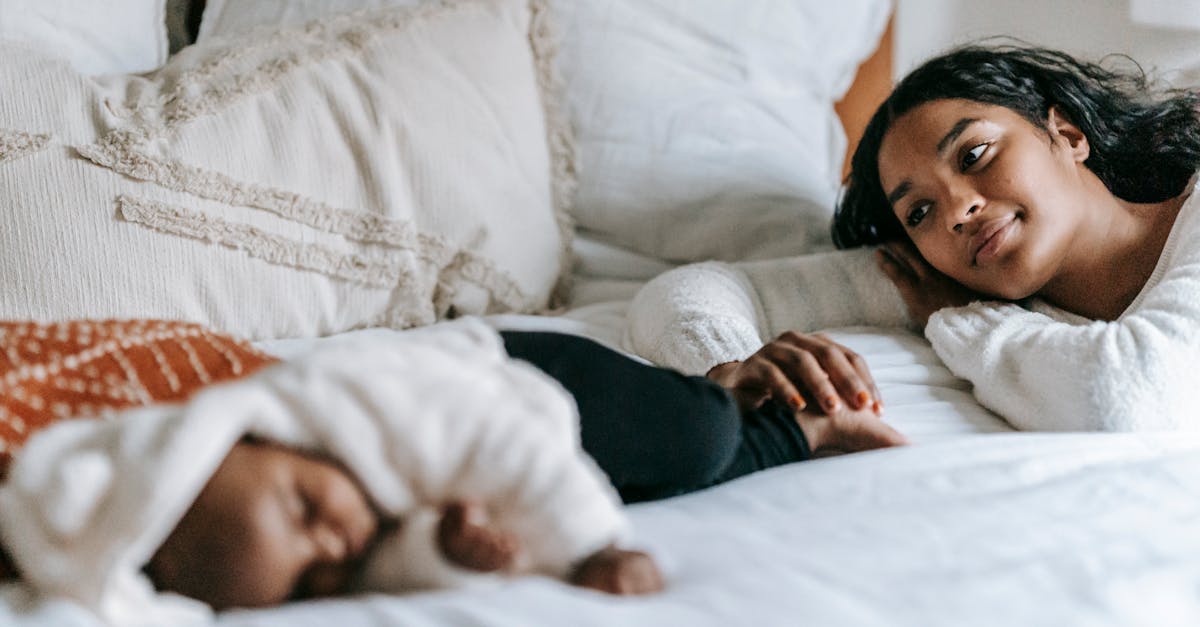 descubre las mejores posiciones para dormir que mejoran tu descanso y bienestar. aprende cuál es la posición ideal para ti y cómo influye en tu salud.