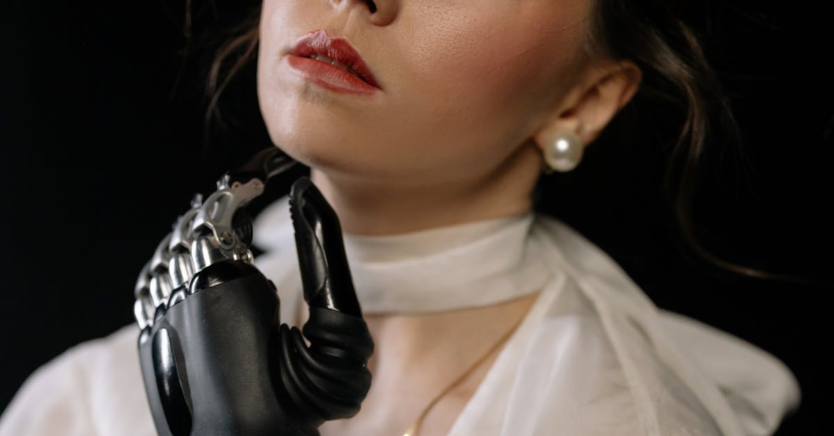 descubre cómo el 'tech neck' afecta tu postura y salud, y aprende consejos prácticos para prevenir y aliviar esta molestia causada por el uso excesivo de dispositivos electrónicos. mejora tu bienestar diario con sencillos ejercicios y ajustes ergonómicos.