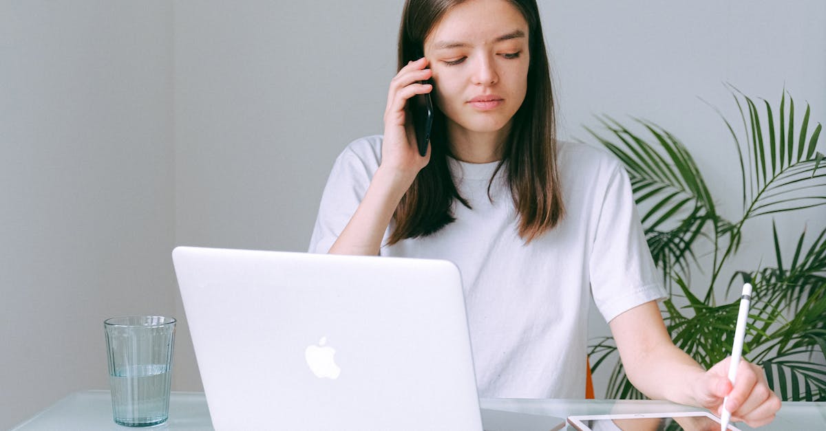 descubre qué es el 'tech neck', cómo afecta tu postura y aprende consejos prácticos para aliviar el dolor y prevenir molestias causadas por el uso excesivo de dispositivos electrónicos.