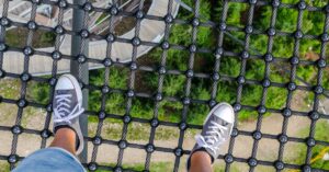 descubre el fascinante mundo del vértigo, una experiencia que desafía tus sentidos y te invita a explorar la aventura de la altura. aprende sobre sus causas, síntomas y cómo manejarlo para disfrutar cada momento al máximo.