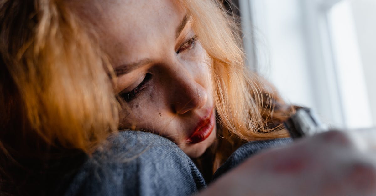 descubre la guía completa sobre el dolor cervical: causas, síntomas y tratamientos efectivos para aliviar el malestar en el cuello y mejorar tu calidad de vida.