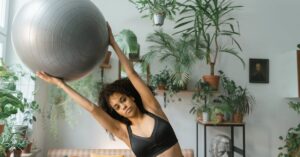 descubre los beneficios del fortalecimiento del core, una práctica esencial para mejorar la estabilidad, la postura y el rendimiento físico. aprende ejercicios efectivos para tonificar tu abdomen y espalda, previniendo lesiones y potenciando tus actividades diarias.