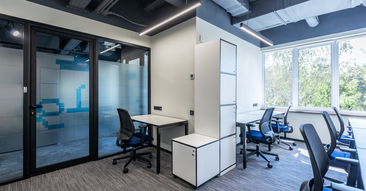 descubre nuestras sillas ergonómicas, diseñadas para proporcionar comodidad y soporte óptimo durante largas horas de trabajo. mejora tu postura y productividad con estilos modernos y ajustes personalizables.