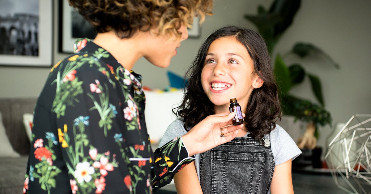 descubre los aceites esenciales, sus usos y beneficios para la salud y el bienestar. aprende cómo incorporar estos extractos naturales en tu vida diaria para mejorar tu estado de ánimo y promover la relajación.