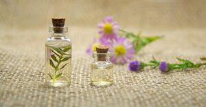 descubre el poder de los aceites esenciales para mejorar tu bienestar. aprende sobre sus beneficios, usos y cómo integrarlos en tu vida diaria para promover la salud física y emocional.