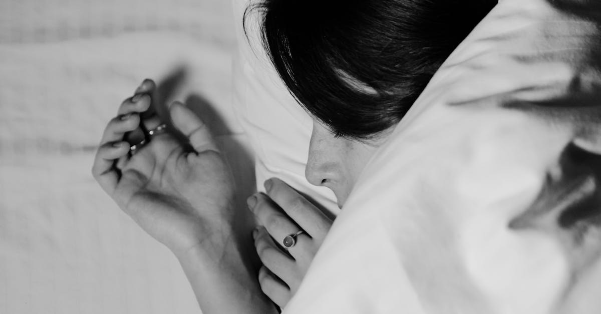 descubre las mejores posiciones para dormir que favorecen un descanso reparador y saludable. conoce cómo cada postura puede influir en tu calidad de sueño y bienestar.