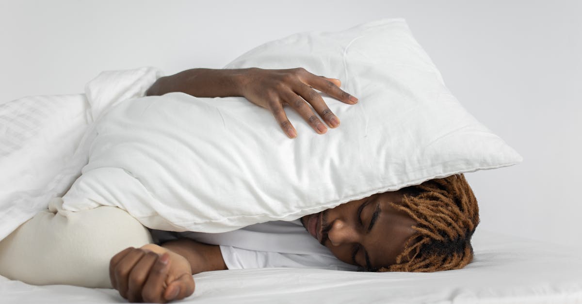 descubre las mejores posiciones para dormir y mejora la calidad de tu sueño. encuentra consejos sobre cómo alinearte correctamente y evitar molestias durante la noche.