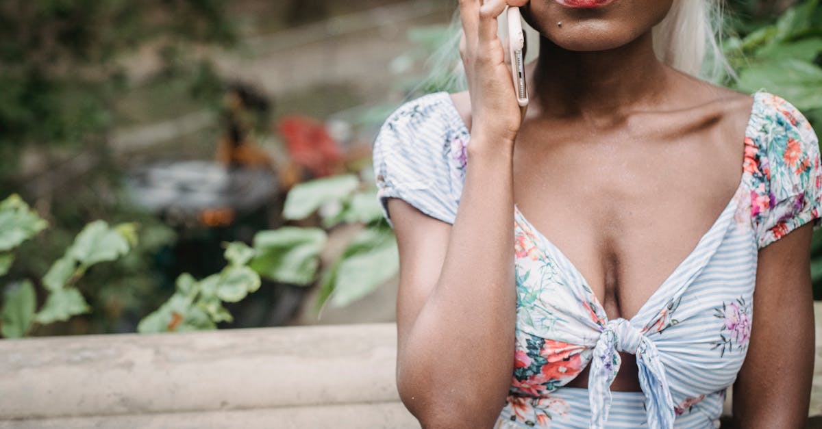 descubre todo sobre el 'tech neck', una afección creciente causada por el uso excesivo de dispositivos electrónicos. aprende cómo prevenirlo y aliviar el dolor en el cuello con consejos prácticos y ejercicios eficaces para cuidar tu postura.