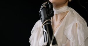 descubre cómo el 'tech neck' está afectando tu salud y bienestar. aprende sobre sus causas, síntomas y consejos para aliviar el dolor y mejorar tu postura en la era digital.