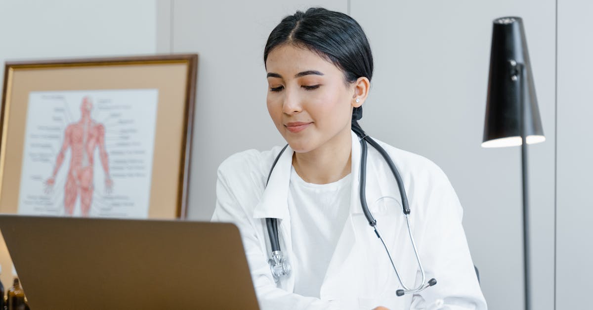 descubre qué es el 'cuello tecnológico', sus causas, síntomas y cómo prevenir los dolores asociados al uso excesivo de dispositivos electrónicos. consejos de salud y ergonomía.